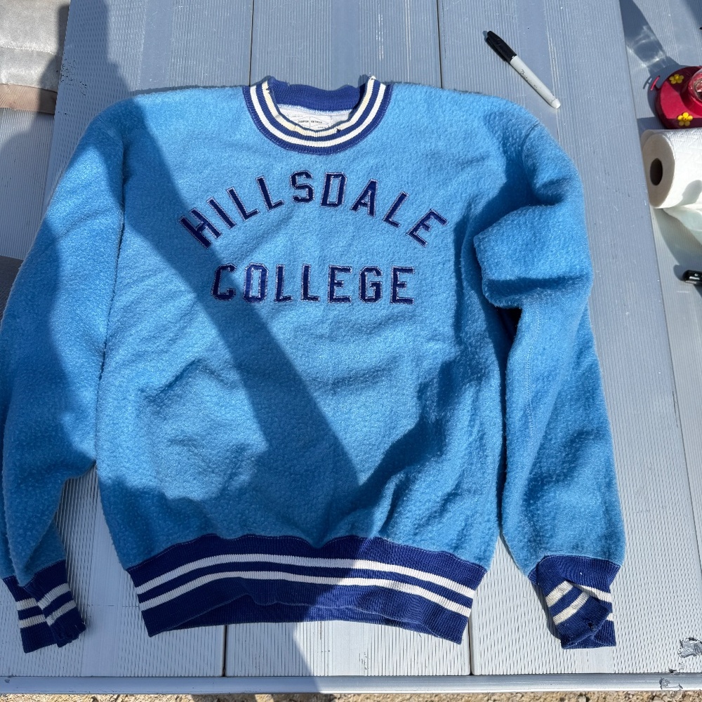 Vintage Hillsdale College sweatshirt large